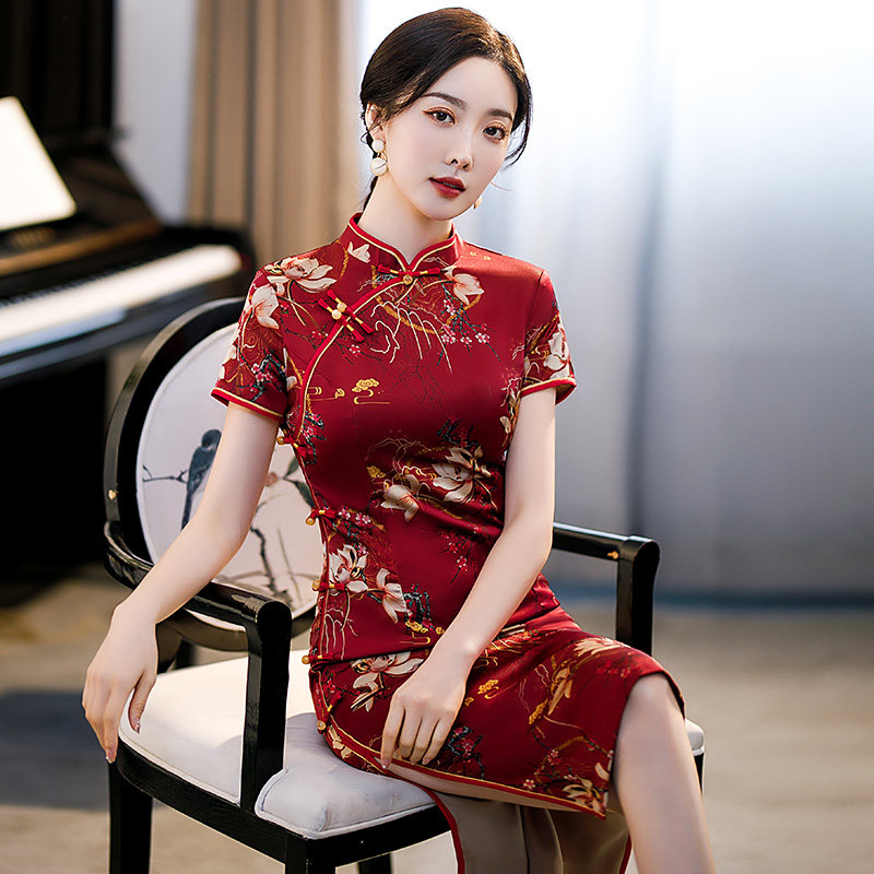 Red qipao 2022 new female retro short sleeve Daily Mama Costume Improved version of the summer medium long version