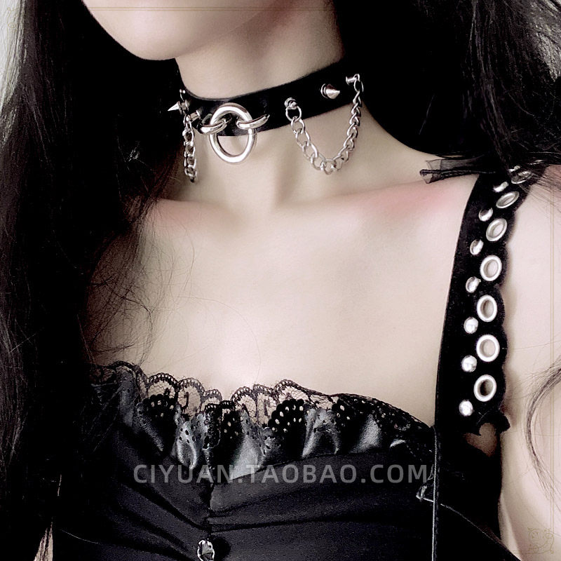 Lolita subculture punk gothic choker necklace with studs and rivets, a collarbone necklace, and other jewelry accessories.