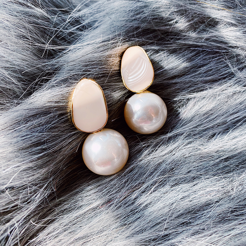 Korean temperament celebrity big pearl earrings 2020 new trendy temperament net celebrity personality all-match earrings ear needle female tide