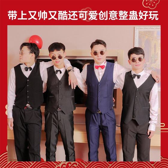 The groomsman and the bridegroom bring their own BGM to appear on the stage and wear cool sunglasses Xiaoming glasses