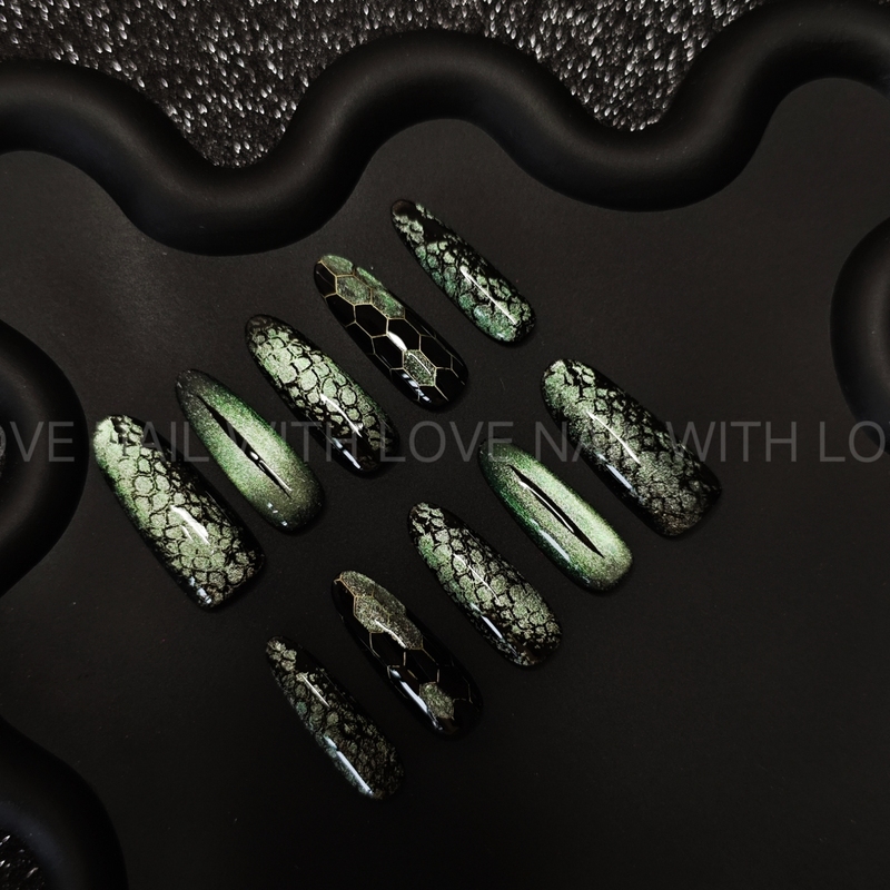 Purely Handmade Green Snake Pattern Black and Green Cat Eye High-End Bao Ge Hand-Painted Snake Head Pattern Nail Art Removable Wearable Nails Purely Handmade Green Snake Pattern Black and Green Cat Eye High-End Bao Ge Hand-Painted Snake Head Pattern Nail Art Removable Wearable Nails