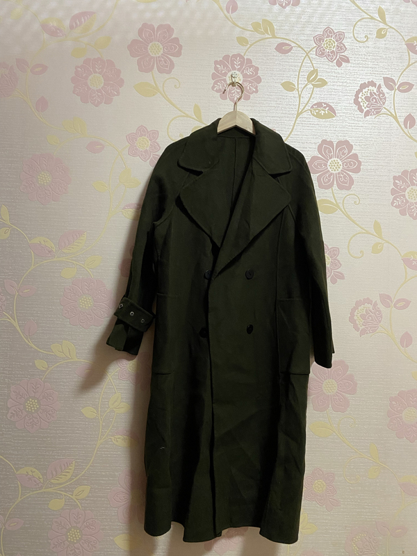 Long Military Green Woolen Coat with No Sleeves, No Belt, Turn-Down Collar, and Vertical Pockets, Priced at 2399 Yuan Long Military Green Woolen Coat with No Sleeves, No Belt, Turn-Down Collar, and Vertical Pockets, Priced at 2399 Yuan