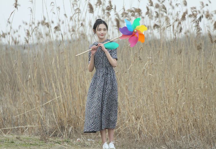 Văn học nhỏ bông tươi nhỏ hoa ngắn tay đầm Sen retro retro mỏng búp bê cổ áo với bông và vải lanh dài váy mùa xuân váy len body dáng dài