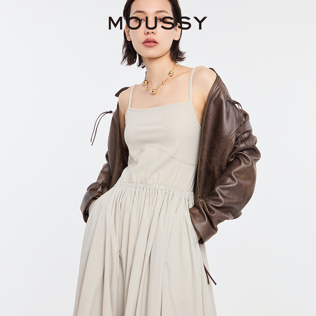 MOUSSY2024 ຜະລິດຕະພັນລະດູຮ້ອນໃຫມ່ຫວານແລະເຜັດແບບວັນພັກ suspender bud dress ສໍາລັບແມ່ຍິງ 028HS430-0100