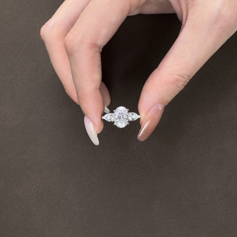 [Reproduction Excellence] Three-Carat Graff Oval Teardrop Three-Stone Moissanite Ring for Women Cultivated