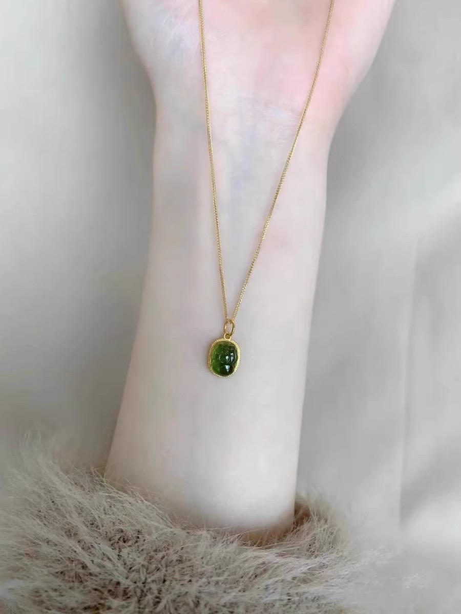 2024款仿和田玉貔貅项链：时尚与财运的交织