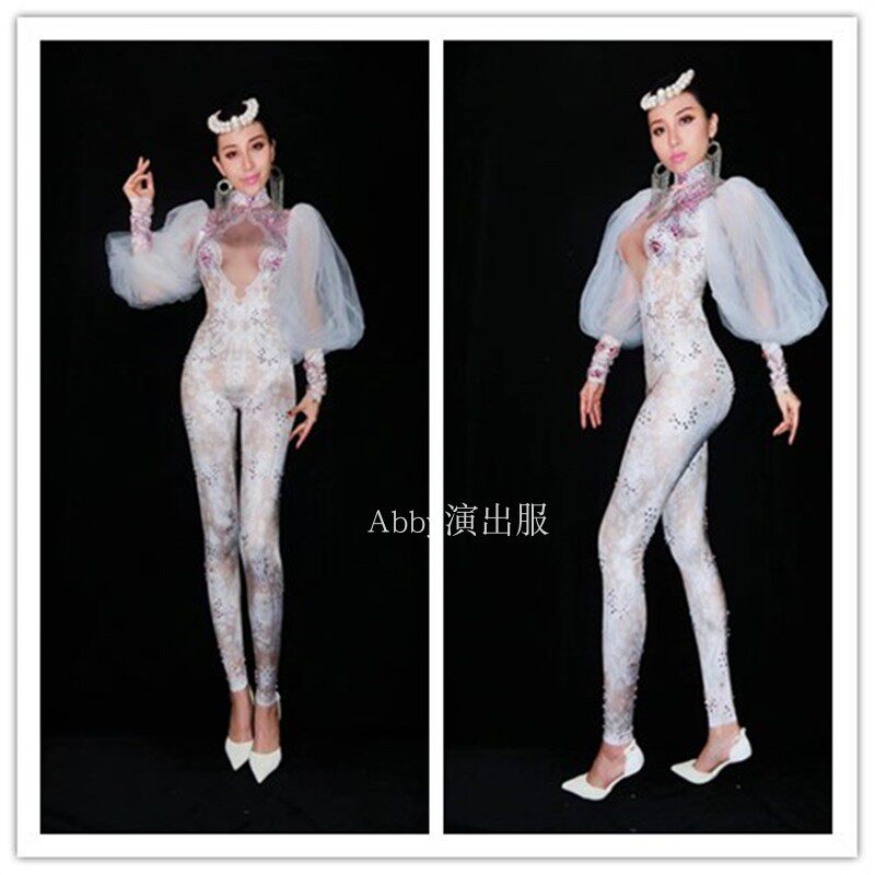 Nightclub bar female singer ds out to serve fake overdraft conjoined white lace flying sleeveless gogo singer 