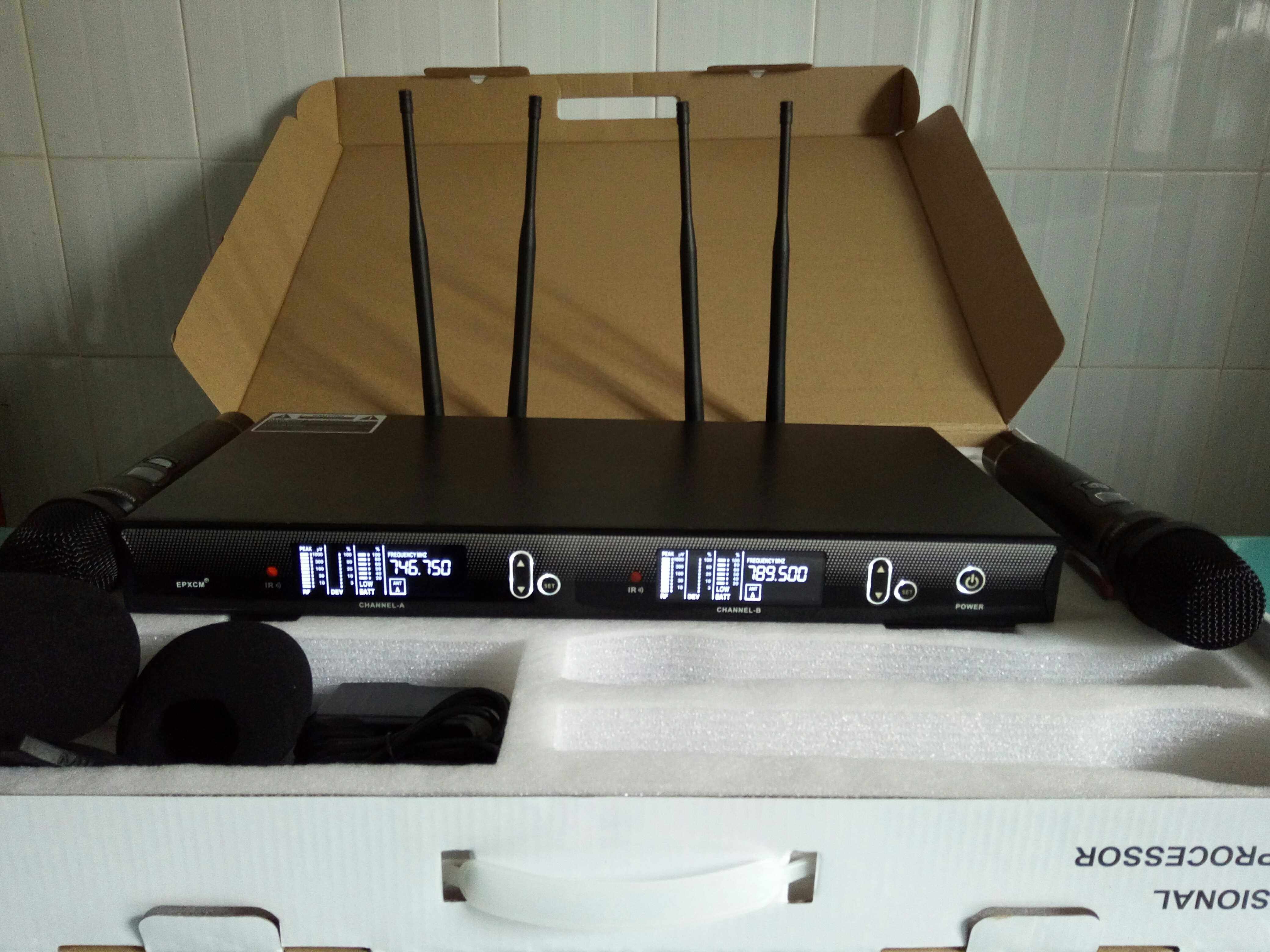 Professional Microphone UHF True Diversity Wireless Microphone One Tug II KTV Wedding Outdoor Stage Show