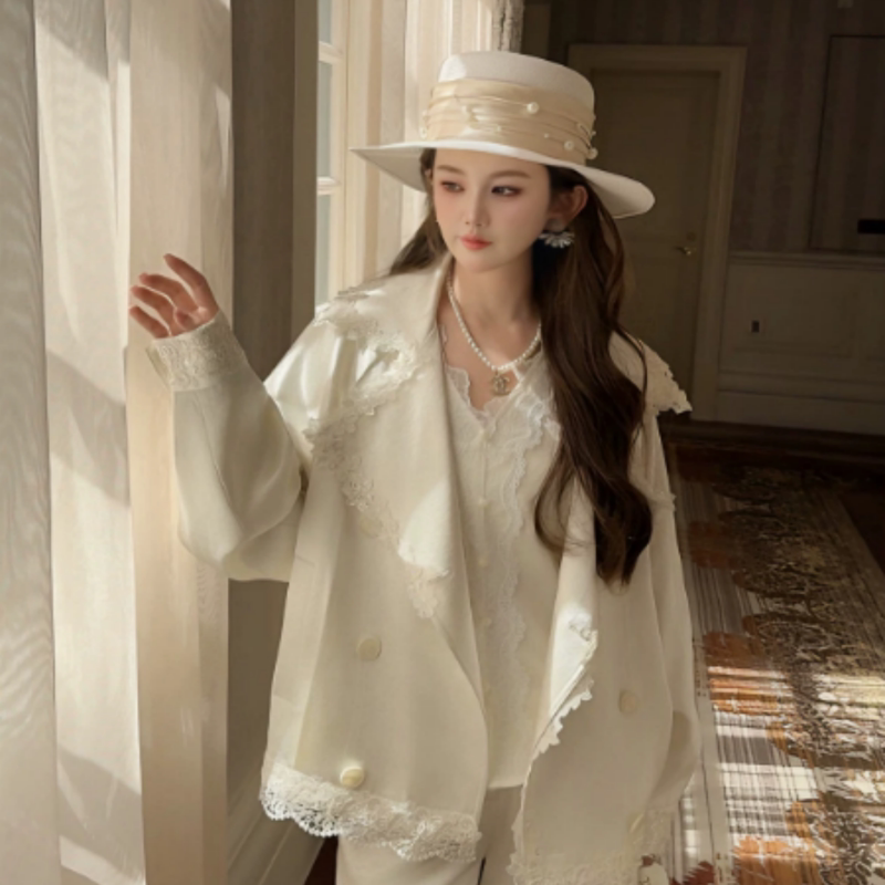 2026 Autumn New Style Age-Reducing Design, Unique and Non-Contrasting White Satin Lace Patchwork Blazer 2026 Autumn New Style Age-Reducing Design, Unique and Non-Contrasting White Satin Lace Patchwork Blazer