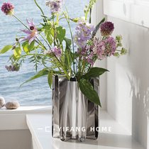 A modern simple silver metal wave curvilinear skirt vase flower arrangement flower flower arrangement soft decoration