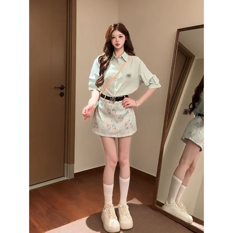 Korean-Style Gentle and Elegant Ins-Style Mint Green Loose Shirt Paired with a Floral Short Skirt, Age-Reducing Two-Piece Set