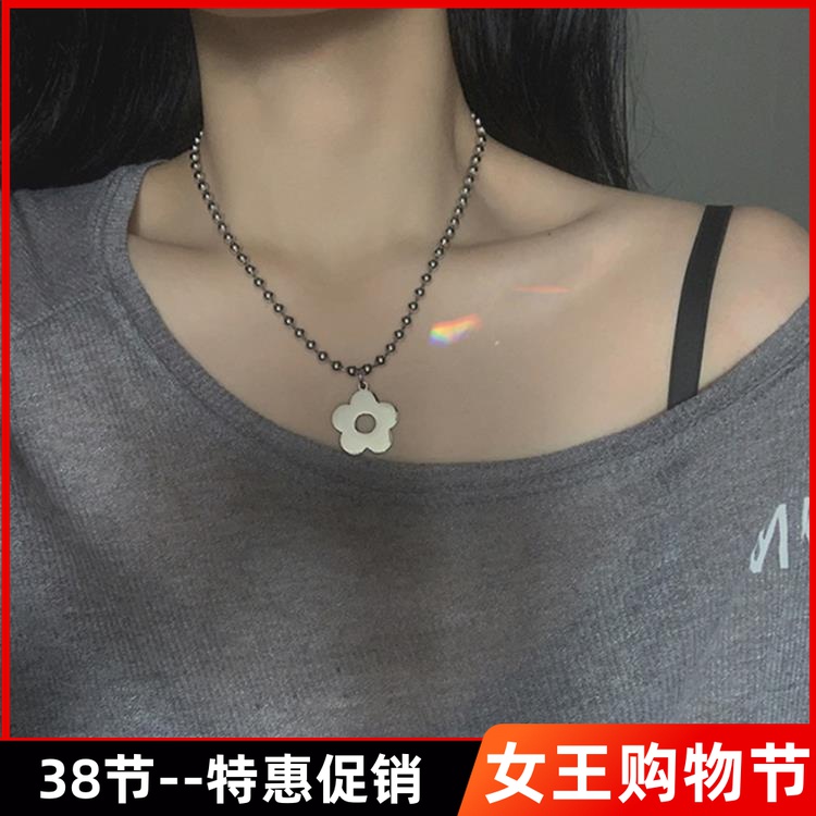 Brief about 100 hitch student sweaters Elegant Wind Bungee bungee Cool Stainless Steel Flowers Ins Girl Hip Hop Necklace Tide