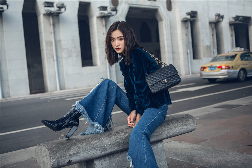 Châu Âu và Hoa Kỳ mùa thu và mùa đông phao chì miễn phí áo nhung vàng nữ dài tay retro khí chất con công nhung xanh hàng đầu áo sơ mi bó dài tay nữ