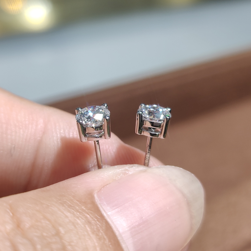 18K金30分天然钻石耳钉：时尚与工艺的极致融合