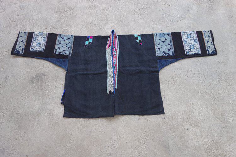 Hominin penthouse seeking to know the sound Buyi family chest circumference 110cm high 49cm 49cm 36 * 22cm b-5063