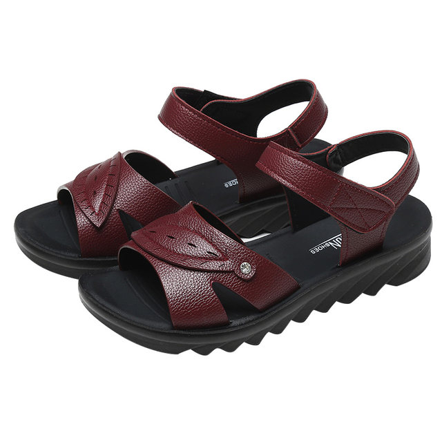 Mom sandals summer 2024 new flat heel soft sole middle-agedສະດວກສະບາຍ flat sole ຜູ້ສູງອາຍຸກາງຄົນແລະຜູ້ສູງອາຍຸເກີບຂອງແມ່ຍິງທີ່ບໍ່ເລື່ອນ