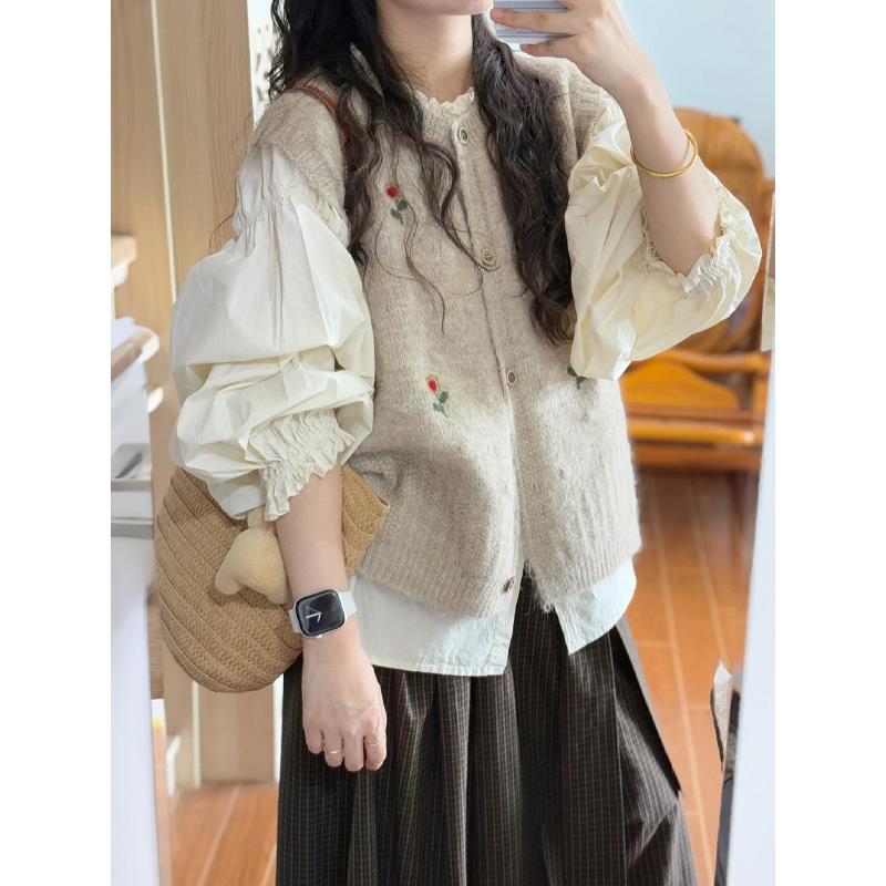 College Style Embroidered Floral Knitted Vest for Women, New Autumn and Winter Style, Layered to Look Slimmer and Younger, Niche Style, Short Top College Style Embroidered Floral Knitted Vest for Women, New Autumn and Winter Style, Layered to Look Slimmer and Younger, Niche Style, Short Top