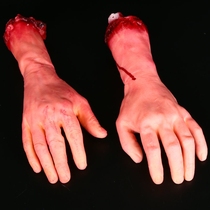 Five children fight for Halloween with haunted house props to escape the theme of horror blood hand broken hand simulation blood hand prosthesis