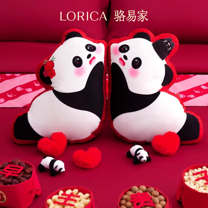 Luo Yi's wedding house holding pillow 