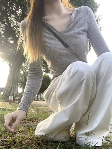 Лонгслив, демисезонная футболка, тонкая рубашка, V-образный вырез, облегающий крой