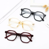 Чистые знаменитости с черными бокалами миопии можно сравнить с несколькими девушками против легкого легкого, анти -радиационного глаз плоские световые зеркало мужчины