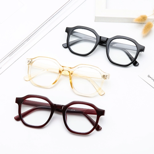 Чистые знаменитости с черными бокалами миопии можно сравнить с несколькими девушками против легкого легкого, анти -радиационного глаз плоские световые зеркало мужчины