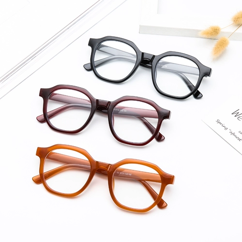 Чистые знаменитости с черными бокалами миопии можно сравнить с несколькими девушками против легкого легкого, анти -радиационного глаз плоские световые зеркало мужчины