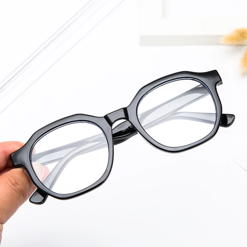 Чистые знаменитости с черными бокалами миопии можно сравнить с несколькими девушками против легкого легкого, анти -радиационного глаз плоские световые зеркало мужчины