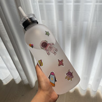 Large-capacity anti-fall plastic water cup with straw for female and male students Korean version of the net red summer cute simple cup ins