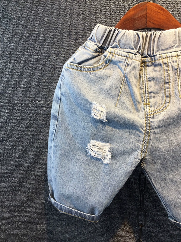 Quần áo trẻ em quần short bé trai mùa hè mới bé denim mềm 5 điểm quần quần short trẻ em denim phiên bản lỏng lẻo của Hàn Quốc - Quần jean