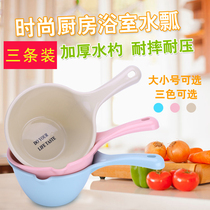 Durable large and small long handle water scoop plastic water spoon round water scoop baby baby bath water scoop kitchen color scoop