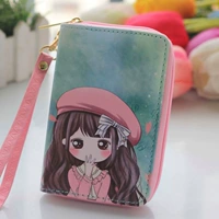 Фан -шляпа покрывает девушку