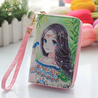 Птица стоит на девушке