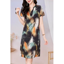 RAGRs new summer v-neck loose mulberry silk skirt has a simple and elegant color and has a calm and leisurely aura.