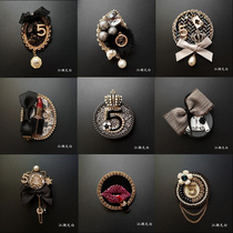 Retro vintage small fragrant wind Crown 5-character badge tassel brooch Joker mink cloth coat women