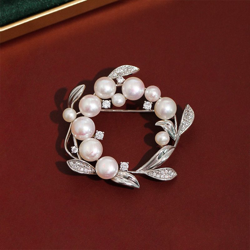 This vintage natural pearl, lily of the valley, and zircon brooch/pink, inspired by the luxurious floral wreath from the Japanese brand M, is available as a corsage pendant.