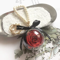 Большая красная модернизированная роза высотой 5 см.