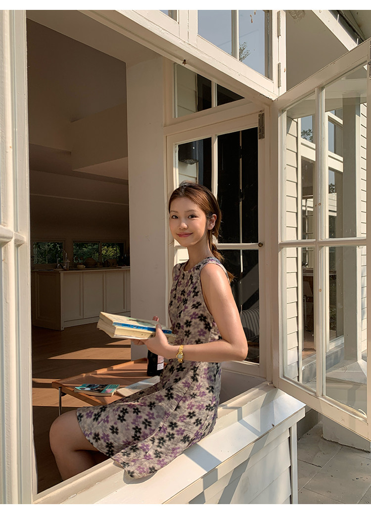 Tuuuh летнее платье без рукавов с круглым вырезом и цветочным принтом приталенное средней длины