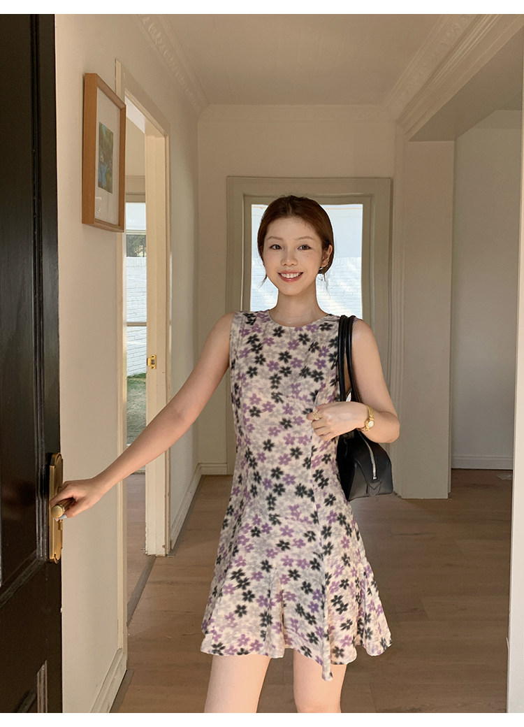 Tuuuh летнее платье без рукавов с круглым вырезом и цветочным принтом приталенное средней длины