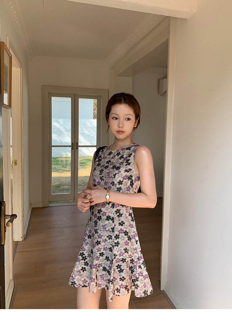 Tuuuh летнее платье без рукавов с круглым вырезом и цветочным принтом приталенное средней длины