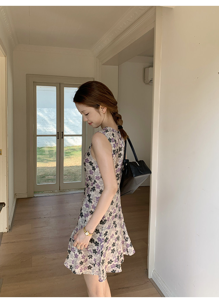 Tuuuh летнее платье без рукавов с круглым вырезом и цветочным принтом приталенное средней длины