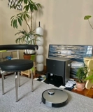 Кобос x1omni Шипкий робот, подметающий пол и вытирая вакуумную тройку.