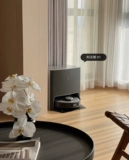 Кобос x1omni Шипкий робот, подметающий пол и вытирая вакуумную тройку.