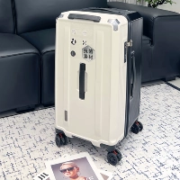 Белый спереди и черный сзади. В комплекте идет чехол-гарантия качества.