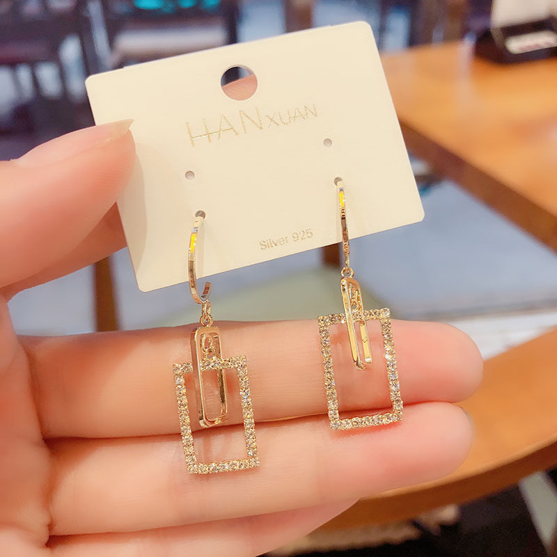 South Korea's East Gate Fashion New Square Earrings 2022 New Tide Temperament Personality 100 Hitch Design Sensation Small Crowdshot Woman