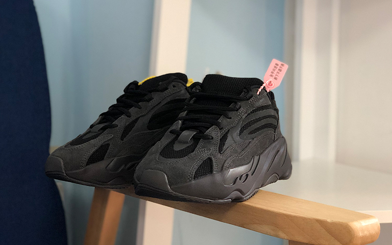 爱打扮(www.idaban.cn)，拒绝撞鞋！yeezy 700了解一下21