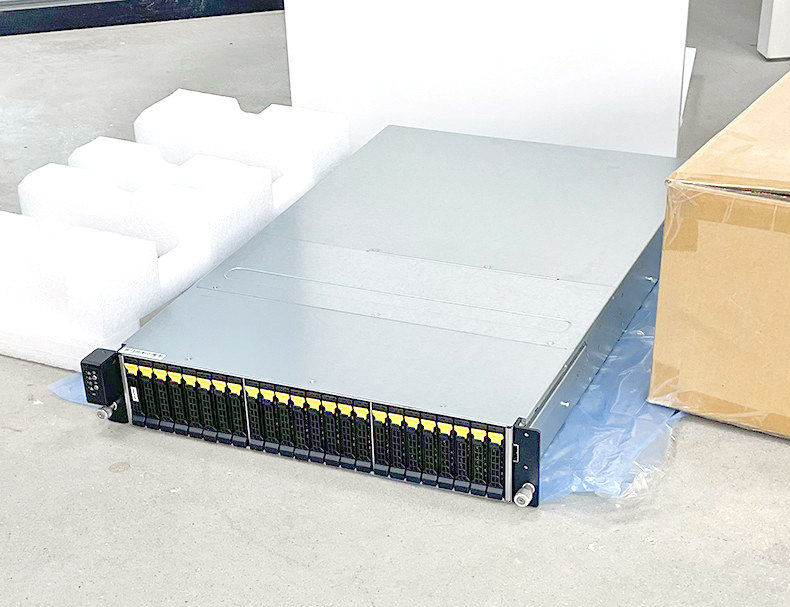 Gigabyte 2U 24 2 5-disk server chassis 6G expansion 750W power supply