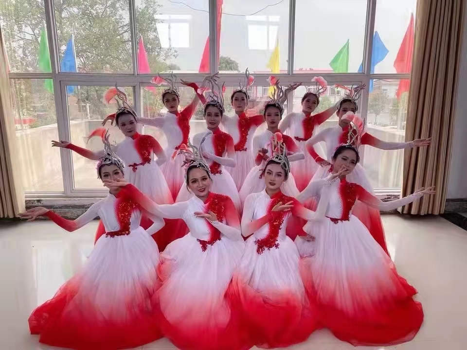 The Chinese red dance suit in the atmosphere opens dance dress modern dance lightfire