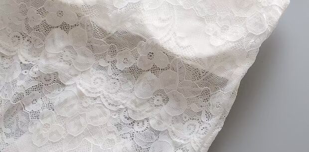 Đầm trắng ôm sát phần ngực dài chống thiếu làm đẹp quai hậu áo bra mặc với sơ mi trắng