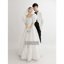 The bride and the wedding dress the small dress the French Hepburn tour the super fairy the simple word shoulder the shoulder to go out.